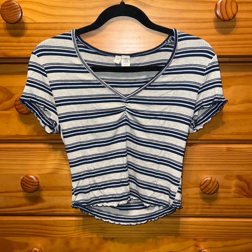 Tillys v-neck semi cropped striped top!
